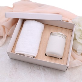 Candela profumata in porcellana e salvietta asciugamano box regalo e bomboniera matrimonio elegantissima