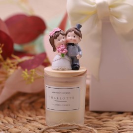 Bomboniere Matrimonio utili con candele profumate confezionate e sposi mano nella mano con bouquet