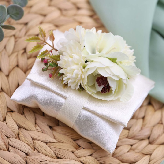 Pochette Confezionata per Matrimonio - Bomboniere con Fiori Bianchi