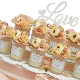 Design Elegante: Torta portaconfetti con candele profumate in bicchierini di vetro, disposte su più livelli.
